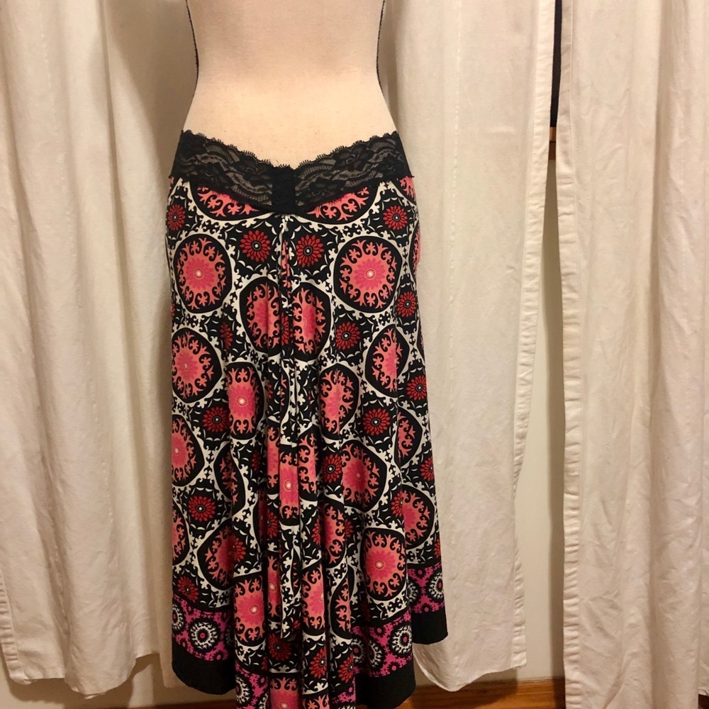 Below-The-Knee Patterned Skirt - image 3